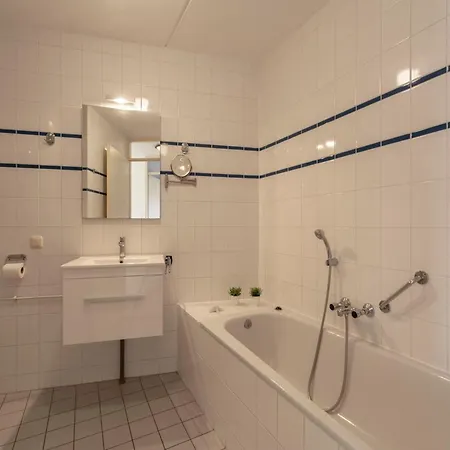 Near Dutch With Water Views Appartement