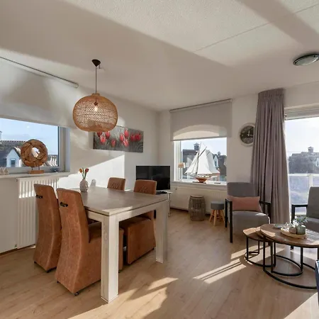 Juliana 77 Aan Zee
