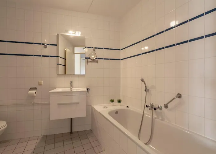 Near Dutch With Water Views Apartamento